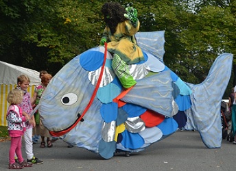 Stelzenfigur Fisch mit Wassermann als Reiter Stadtfest Firmenevent Dorffest Sommerfest