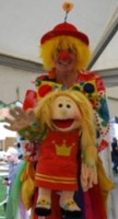 Kinderclown Pipo der Stelzenclown mit Handpuppe Susi