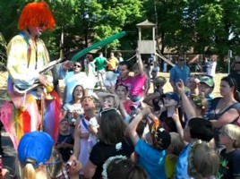 Stelzenclown mit Luftballontieren zum Schulfest