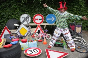 Verkehrserziehung-Clown - Clown Verkehrsübung - Sicher im Straßenverkehr