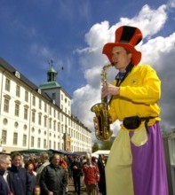 Clown Peppino mit Saxophon