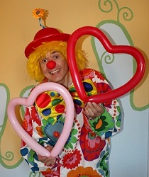 Kinder-Clown Pipo mit bunten Luftballonfiguren Ballonherzen