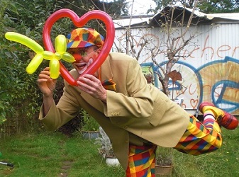 Kinder-Clown Pepolino mit bunten Luftballonfiguren Ballonherzen