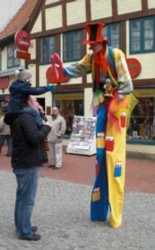 Stelzenclown Peppino beim Verkaufsoffenen sonntag in Schleswig Er tritt auf in Schleswig-Holstein Hamburg Niedersachsen Bremen