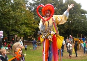 Stelzenclown ern beim Kindergartenfest