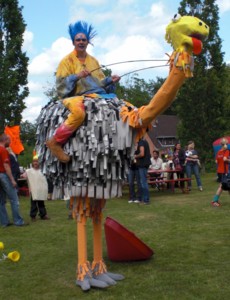 Berlin Camelus, der bunte Vogelstrauss, mit seinem verrückten Reiter Hilgo Eventagentur Schleswig-Holstein