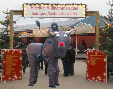 Stelzenfigur Rudolf, das Rentier, mit Reiter Knecht Ruprecht - Satrup Weihnachtsmarkt Stelzenmann Elch