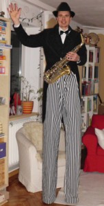 Walking Act Saxophon Stelzenfigur Ewald