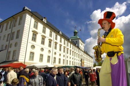 Showact Schleswig-Holstein Kleinkunst Walking Act Saxophon Stelzanmann der ASF auf dem Gottorfer Landmarkt und auch in Stelzenmann Kiel Neumnster Flensburg Schleswig Husum Meldorf Eckernfrde Gettorf Pln Bad Segeberg Bad Bramstedt Kaltenkirchen Hamburg Owschlag Erfde Kappeln Sderbrarup Schleswig-Holstein Niedersachsen