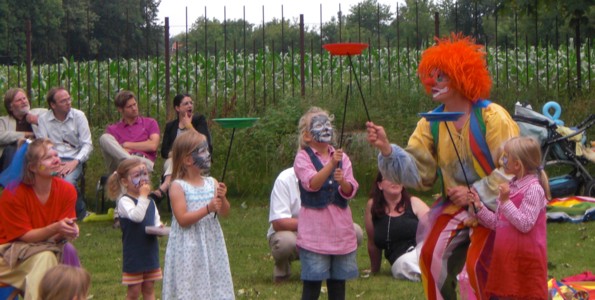 Hotel Alte Landschule Langballig - Clown Öern beim Tellerdrehen Mitmachzirkus