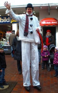 Stelzenmann Schneemann Erwin Stelzenfigur Stelzenlufer Stelzen Winter Weihnachtsmarkt Weihnachten