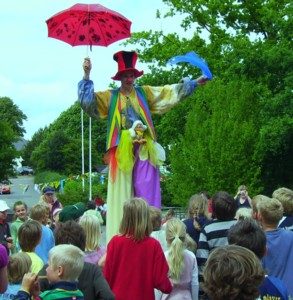 Showact Schleswig-Holstein Kleinkunst Stelzenclown Peppino beim Kindermitmachzirkus in einer Grundschule