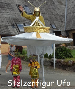 Stelzenfigur Ufo mit Auerirdischen