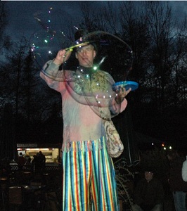 Stelzenmann Seifenblasen bei Nacht